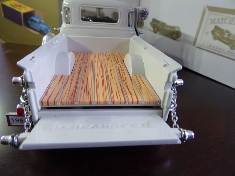 The tail gate can be opened and comes with chains. The floor bed comes with simulated wood via sticker.